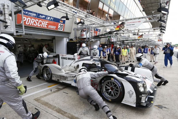 Etwa zwei Stunden vor Schluss fielen aber beide Autos innerhalb relativ kurzer Zeit aus. (Foto: Porsche)