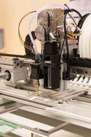 Ansaugkopf über der Bauelement-Zuführung (Foto: Werner Pluta)