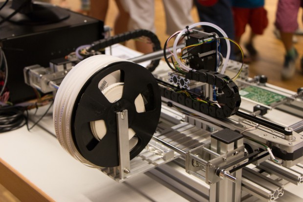 SMD-Bauelemente werden häufig auf Rollen geliefert (Foto: Werner Pluta)