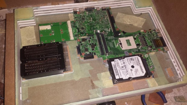 Platine, Festplatte und die beiden Mini-Radiatoren (Foto Thomas Jansen)