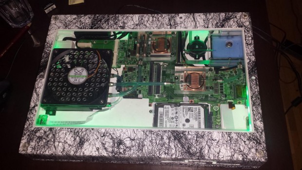 Ein flacher Scythe Slip Stream 120 mm kühlt die Radiatoren (Foto Thomas Jansen)