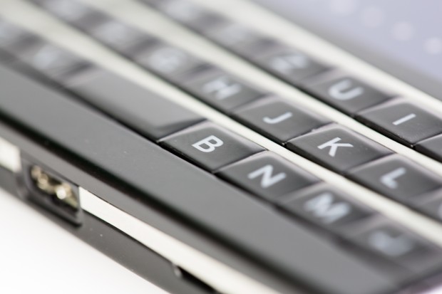 Die Tastatur ist gleichzeitig ein Touch-Feld, mit dem der Nutzer beispielsweise durch Internetseiten oder Dokumente scrollen kann.