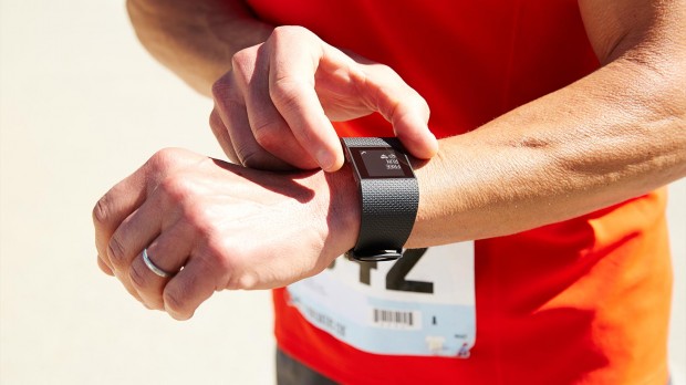 Fitbit Surge (Bild: Fitbit)