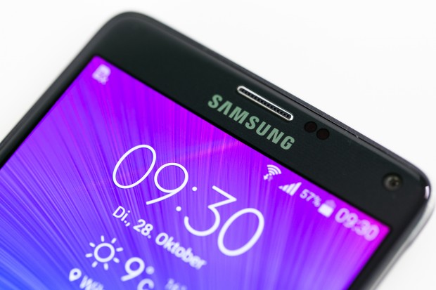 Dadurch wirken Bildschirminhalte sehr scharf. Zudem ist das Display sehr blickwinkelstabil. (Bild: Tobias Költzsch/Golem.de)