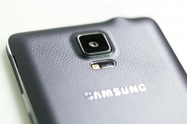 Die Kamera hat 16 Megapixel, unterhalb ist der LED-Blitz, der Autofokussensor und der Pulsmesser eingebaut. (Bild: Tobias Költzsch/Golem.de)