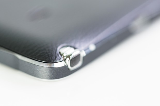 Auch das Note 4 hat wieder einen Eingabestift, dessen Empfindlichkeit Samsung von 1.024 Druckpunkten auf 2.048 erhöht. (Bild: Tobias Költzsch/Golem.de)
