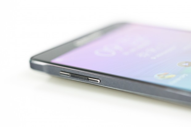 Der Rahmen ist laut Samsung aus Metall, dies betrifft aber nur die beiden silbernen Streifen. (Bild: Tobias Költzsch/Golem.de)