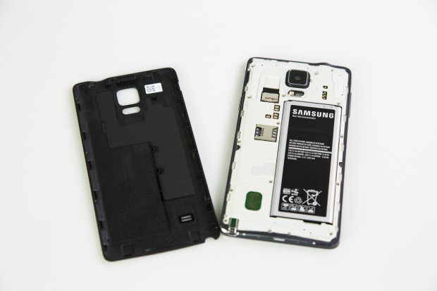 Der Akku ist wie bei Samsung üblich wechselbar, die Laufzeit ist hoch. (Bild: Tobias Költzsch/Golem.de)