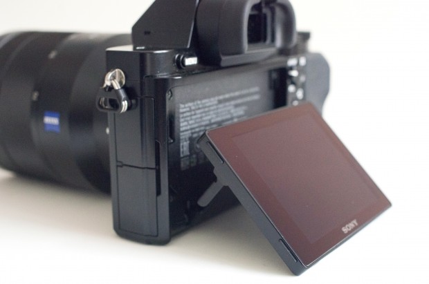Sony Alpha 7S mit klappbarem Display (Bild: Andreas Donath)