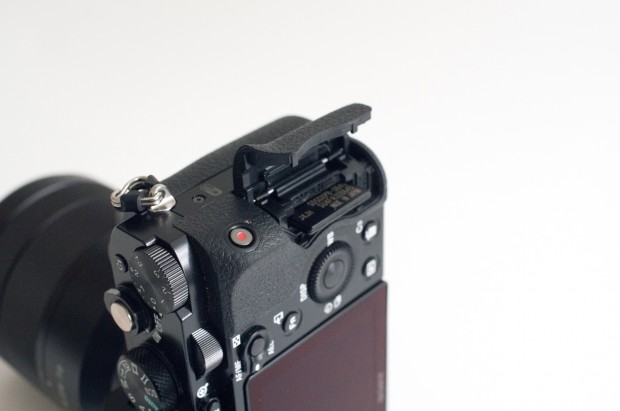 Sony Alpha 7S - Kartenschacht (Bild: Andreas Donath)