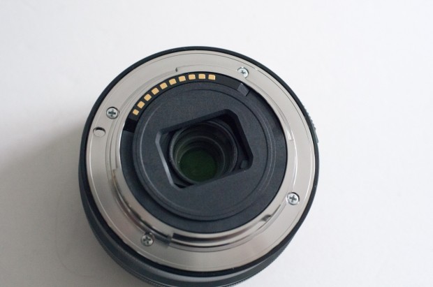 Ein Objektiv f&uuml;r APS-C-Modelle (Bild: Andreas Donath)