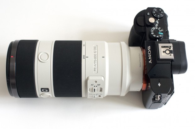 Sony Alpha 7S mit dem riesigen FE 70-200 mm F4 G OSS  (Bild: Andreas Donath)