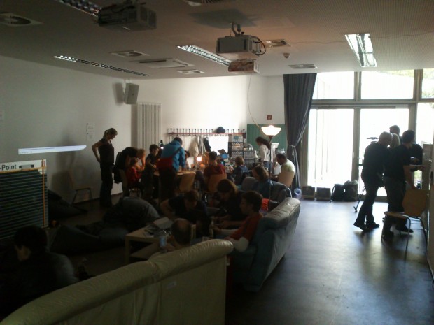 Die Reparierecke, dahinter der Lötworkshop (Bild: Stephan Humer)