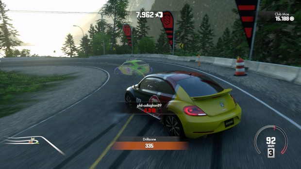 Bei Zeitrennen und Drift-Herausforderungen sehen wir den Führenden als Geist.