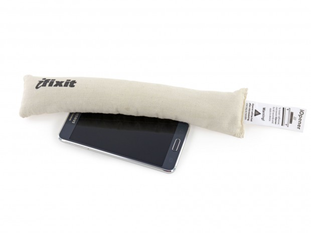 Erst wenn das Display entfernt wird, sind weitere Komponenten des Galaxy Alpha erreichbar. Hierfür ist wegen des Klebers Hitze nötig. (Bild: iFixit)