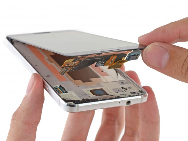 Anschließend kann das Display entfernt werden. (Bild: iFixit)