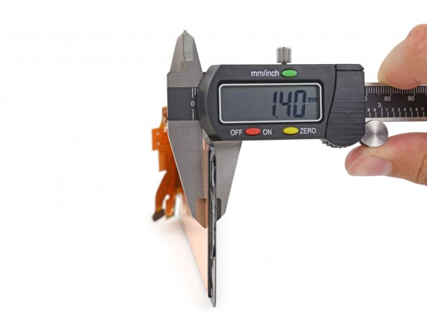 Das Panel ist nur 1,4 mm dünn. (Bild: iFixit)