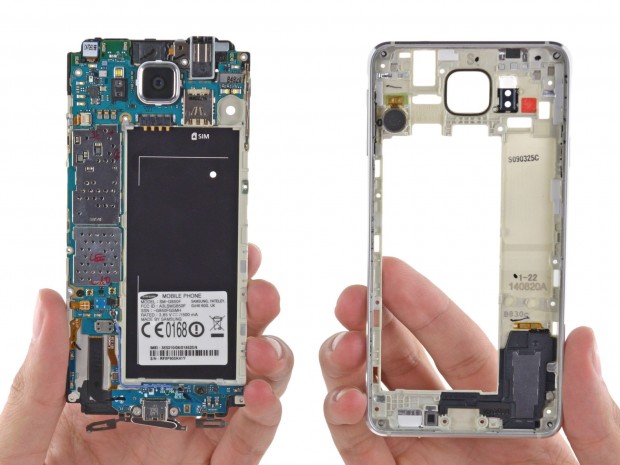 Das auseinandergenommene Galaxy Alpha (Bild: iFixit)