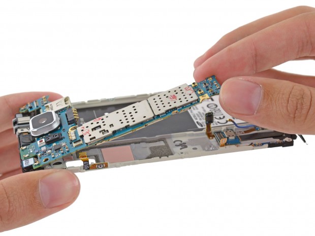 Das Motherboard lässt sich einfach entfernen. (Bild: iFixit)