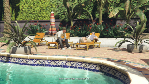 Franklin und Michael treffen sich am Pool - in den Zwischensequenzen sehen wir die Protagonisten natürlich von außen. (Screenshot: Golem.de)