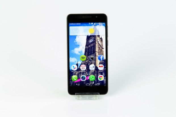 Das Smartphone hat einen 5-Zoll-Bildschirm, im Inneren arbeitet ein Kirin-920-Prozessor mit acht Kernen. (Bild: Tobias K&ouml;ltzsch/Golem.de)