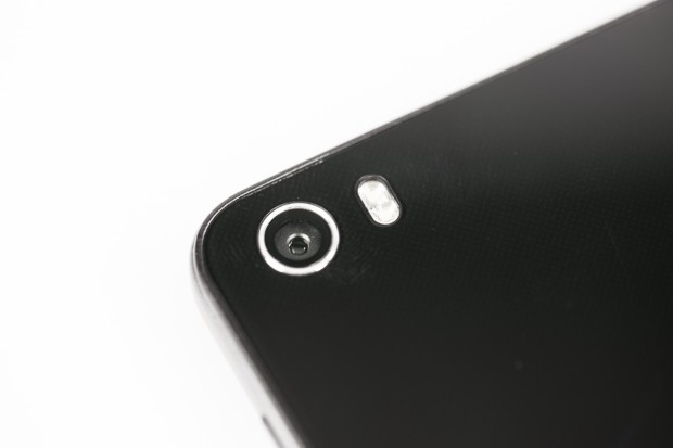 Die Kamera hat 13 Megapixel und einen Doppel-Blitz. (Bild: Tobias K&ouml;ltzsch/Golem.de)