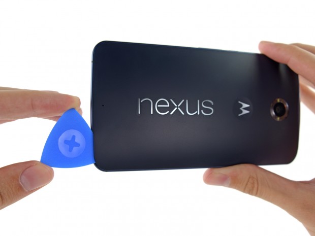Die Rückseite des Nexus 6 lässt sich leicht ablösen. (Bild: iFixit)