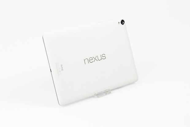 Die Rückseite ist aus Kunststoff, der Rahmen aus Metall. Die Kamera hat 8 Megapixel und ein LED-Fotolicht. (Bild: Tobias Költzsch/Golem.de)