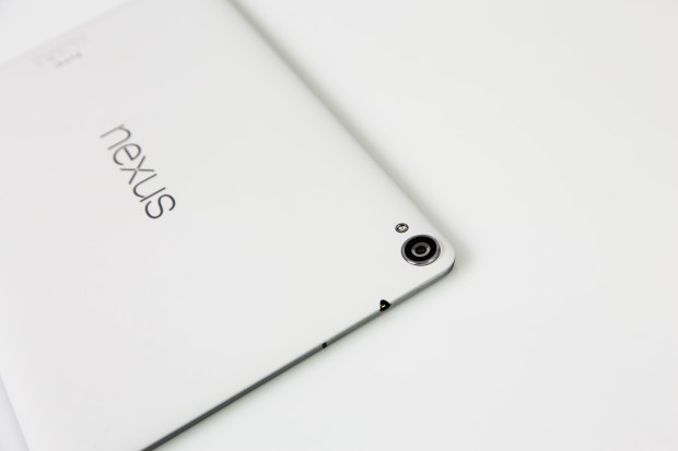 Die Kunststoffrückseite hätte genauer angebracht werden können. (Bild: Tobias Költzsch/Golem.de)