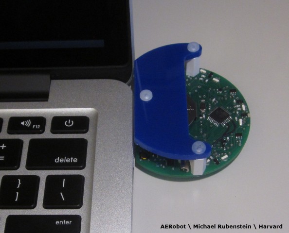 Der Aerobot eingesteckt an einem USB-Anschluss (Foto: Michael Rubenstein/Harvard-Universität)