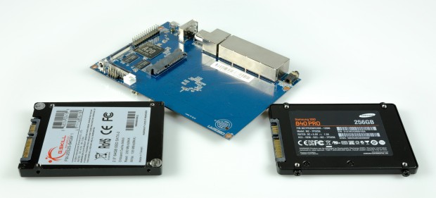 Da ist es praktisch, wenn Massenspeicher, wie diese SSDs, isolierende Aufkleber besitzen. (Foto: Martin Wolf/Golem.de)