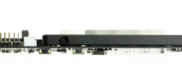 Die SSD liegt auf den Bauteilen auf - oder es scheint zumindest so. (Foto: Martin Wolf/Golem.de)