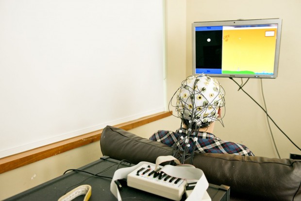 Der Sender sieht das Spiel auf dem Bildschirm und denkt ans Feuern. Der Impuls wird aus seinem Gehirn ausgelesen... (Foto: Mary Levin/U of Wash.)