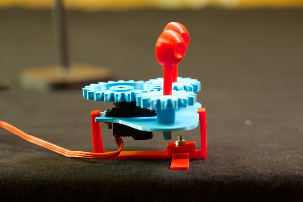 Die Ansteuerung der Augen über einen Servo (Foto: Golem.de)