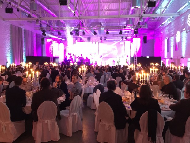 Die Halle war bunt dekoriert. 