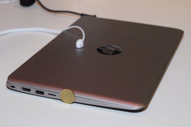 Das Notebook wirkt nicht so dünn, wie es eigentlich ist. (Foto: Andreas Sebayang/Golem.de)