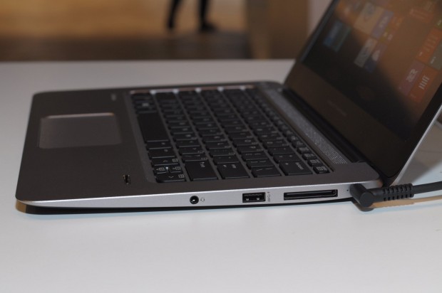 Rechts ist der Dock-Anschluss zu sehen.(Foto: Andreas Sebayang/Golem.de)