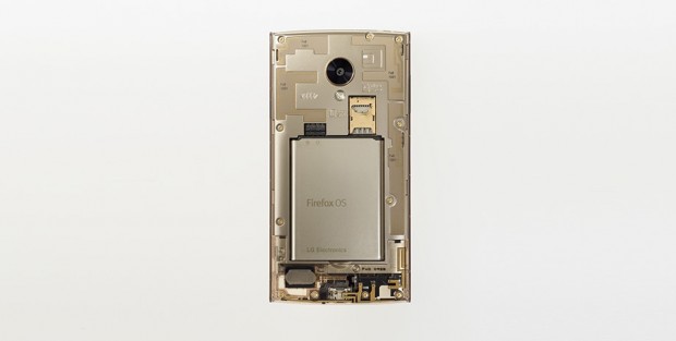 Das von LG f&uuml;r Mozilla und KDDI gebaute Firefox-OS-Smartphone Fx0 (Bild: KDDI)