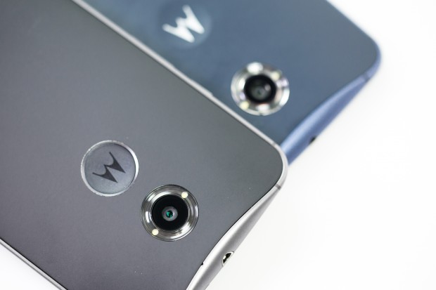 Auf der Rückseite haben beide Geräte eine 13-Megapixel-Kamera mit einem ringförmigen Blitz. (Bild: Tobias Költzsch/Golem.de)