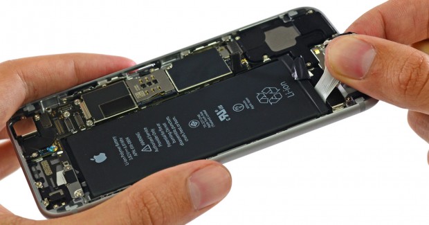Ohne die kompakte Platine müsste der Akku kleiner sein. (Bild: iFixit)