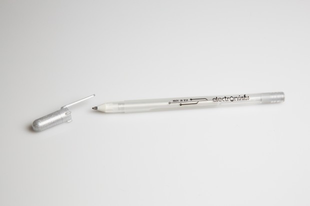 Der Stift mit leitfähiger Tinte sieht aus wie ein normaler Kugelschreiber. (Foto: Fabian Hamacher/Golem.de)