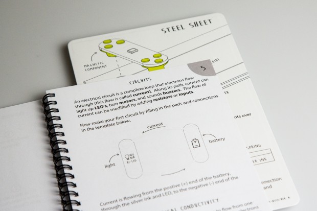 Für den einfachen Einstieg gibt es ein Handbuch zum Ausmalen. (Foto: Fabian Hamacher/Golem.de)