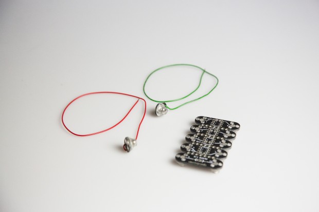 Mit konfektionierten Kabeln und Leerplatinen kann das System um eigene Bauteile erweitert werden. (Foto: Fabian Hamacher/Golem.de)