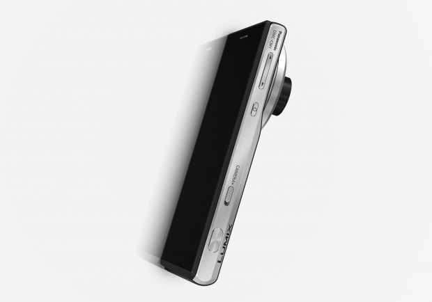 Erst auf der Rückseite erkennt man, dass es sich auch um ein Smartphone handelt. (Foto: Panasonic)