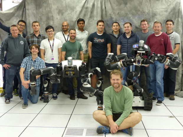 Größenvergleich: die beiden Roboter und ihre Entwickler (Foto: JPL-Caltech)