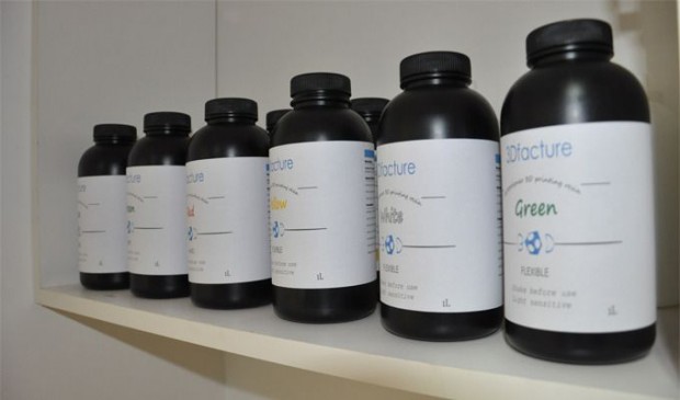 Das Kunstharz gibt es in mehreren Farben von 3D Facture selbst. Der Drucker verarbeitet aber auch Harze anderer Anbieter. (Foto: 3D Facture)