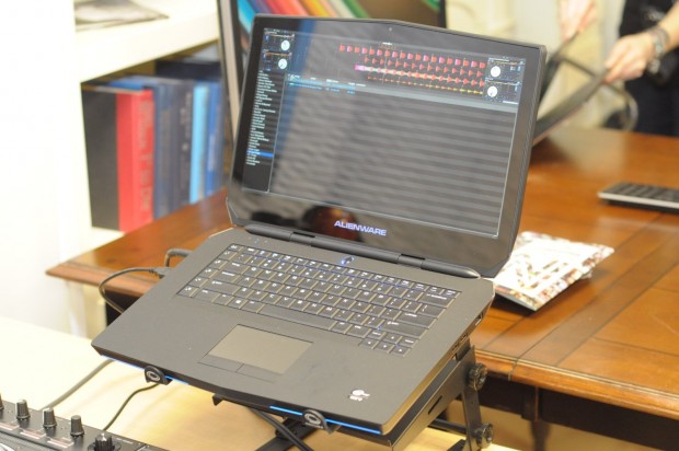 Das Display des Alienware 15 spiegelt. Laut Dell hat ein mattes Panel den Nachteil, dass die matte Struktur des Schutzglases bereits grober ist als das Panel dahinter. (Foto: Andreas Sebayang/Golem.de)