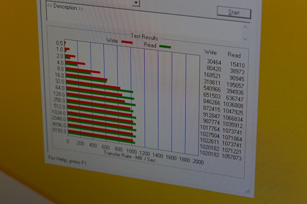 Samsungs XP941 mit Atto Benchmark Mark (Bild: Marc Sauter/Golem.de)