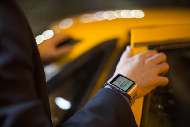 Smartwatch 3 in Edelstahl (Bild: Sony)