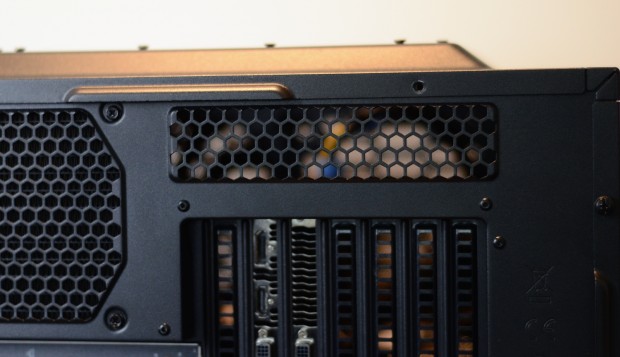 Die obere Entl&uuml;ftungs&ouml;ffnung, die direkt von den L&uuml;ftern getroffen wird (Fotos: Nico Ernst)